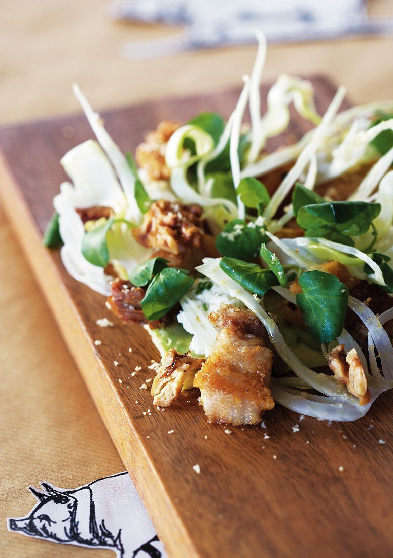 Feldsalat mit knusprigem Schweinefleisch, Avocado, Fenchel, Ricotta und Walnuss