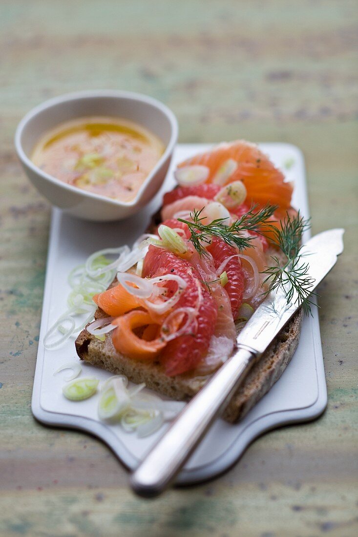 Carpaccio of salmon with pink grapefruit and onions