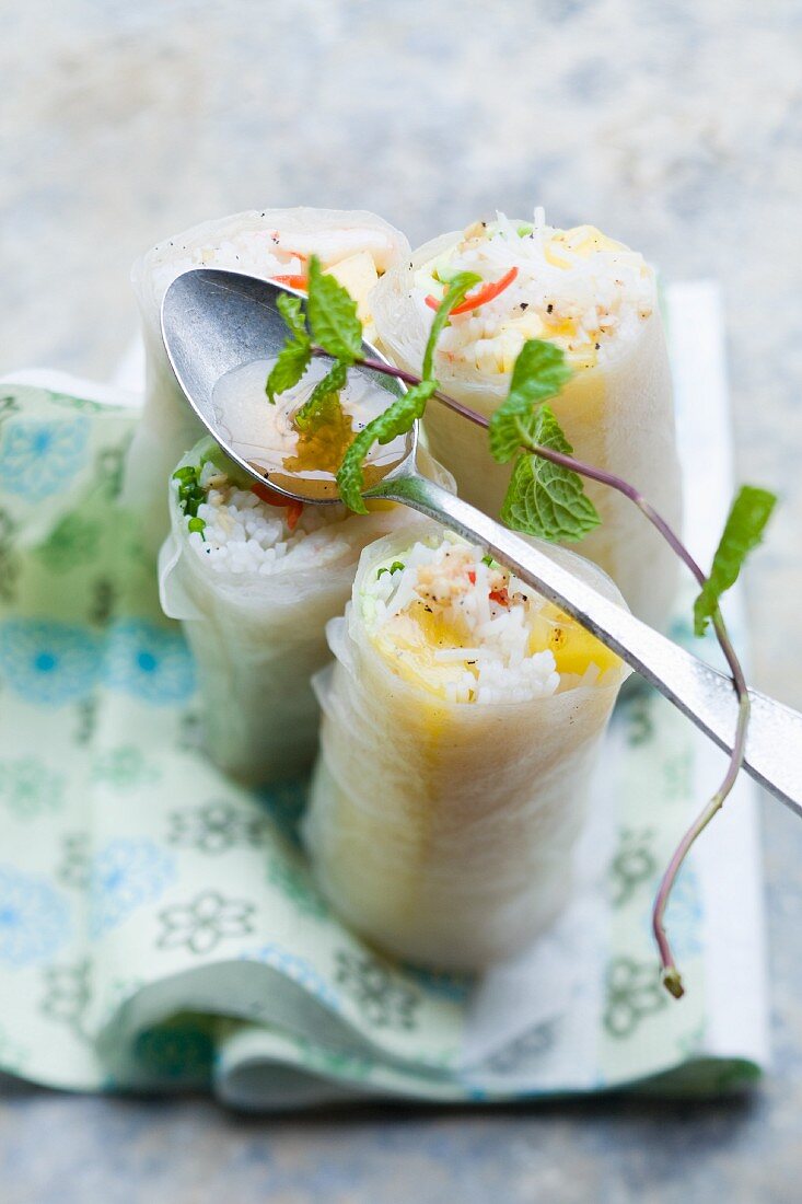 Frühlingsröllchen mit Reis, Ananas, Crevetten und Minze