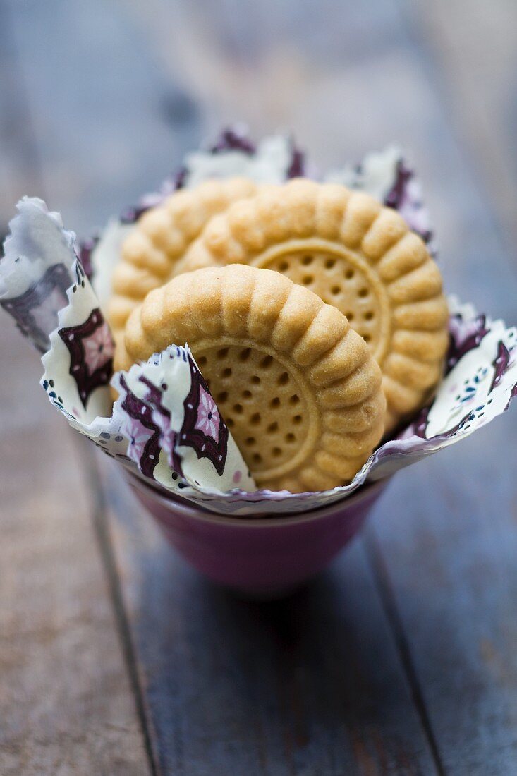 Sable biscuits with a napkin in a small bowl