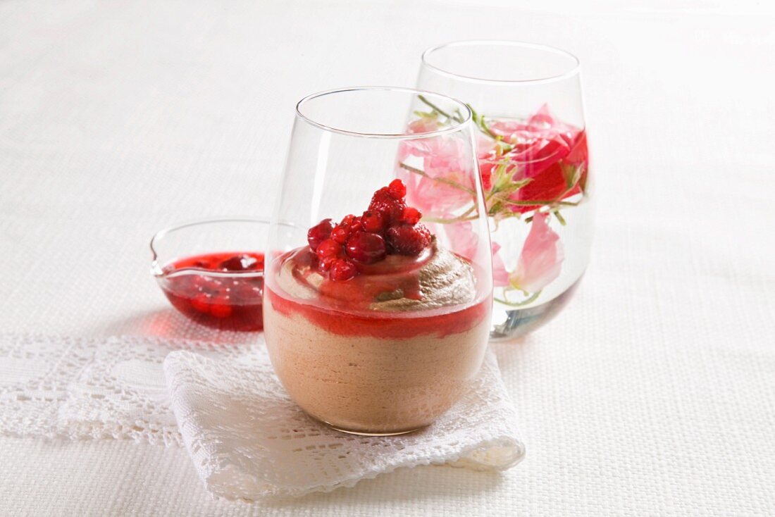 Schokoladenmousse mit Beeren