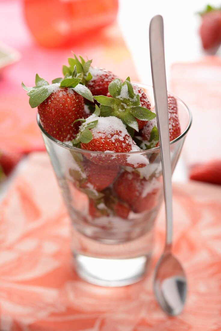Gezuckerte Erdbeeren im Glas