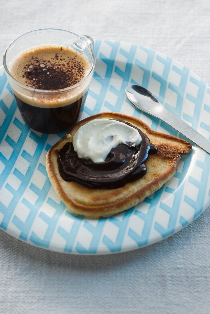 Pancake mit Schokoladensauce zum Kaffee