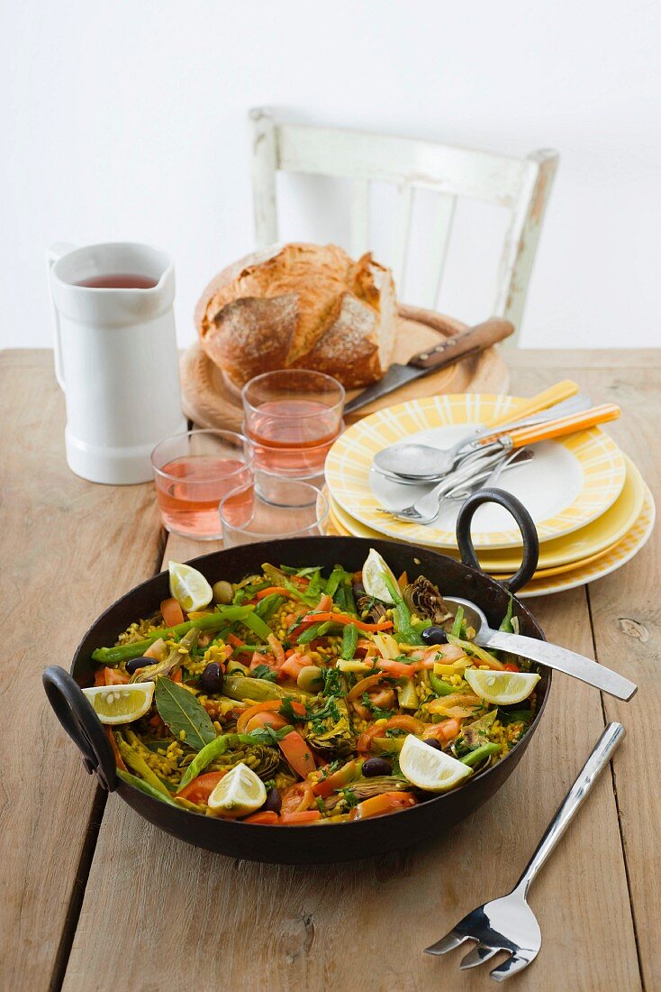 Vegetable paella with bread