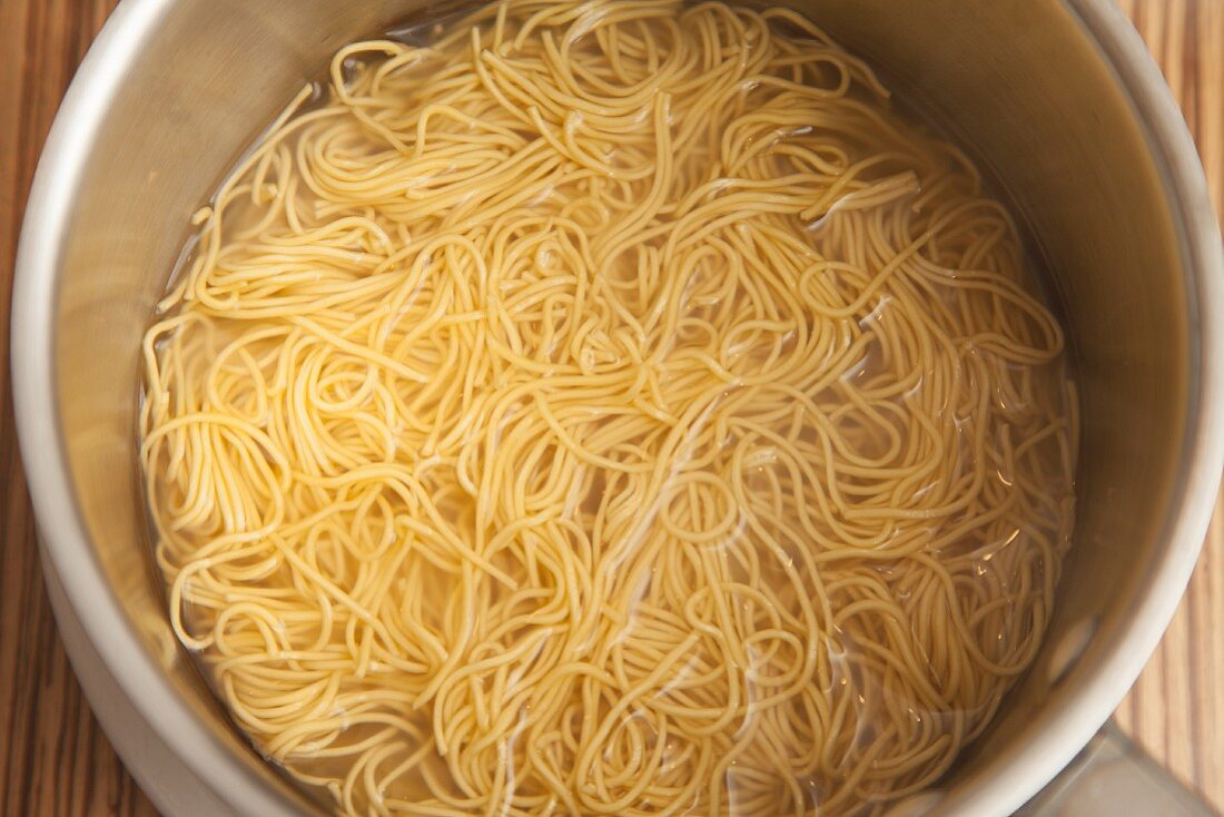 Cooked spaghetti in a saucepan
