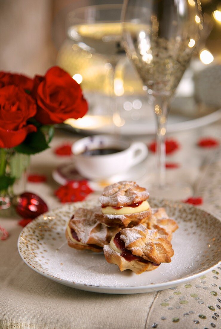 Gewürzplätzchen mit Marmelade und Vanillecreme zu Weihnachten