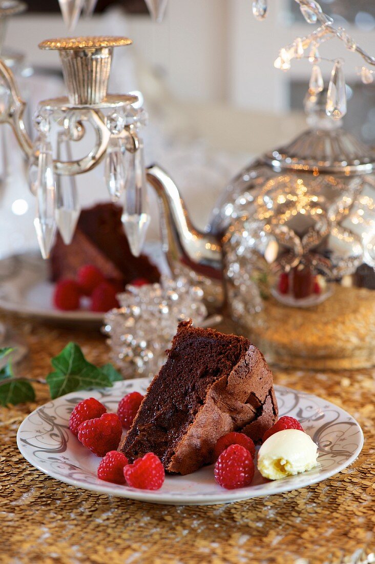 Zwei Stücke Schokoladenkuchen mit Himbeeren