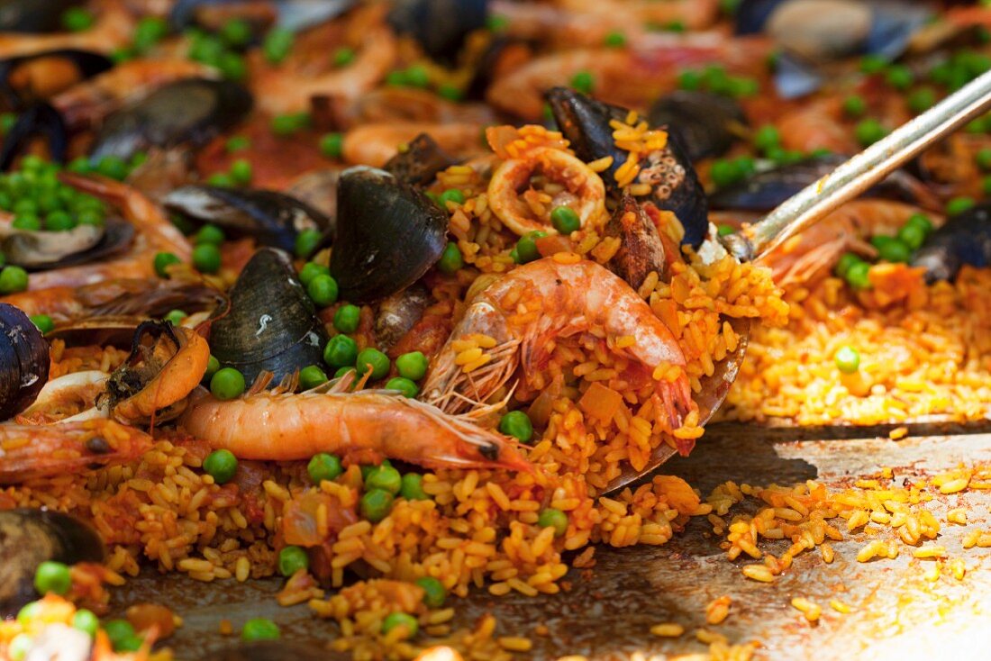 Meeres-Paella (Reis mit Krustentieren, Muscheln & Fisch)