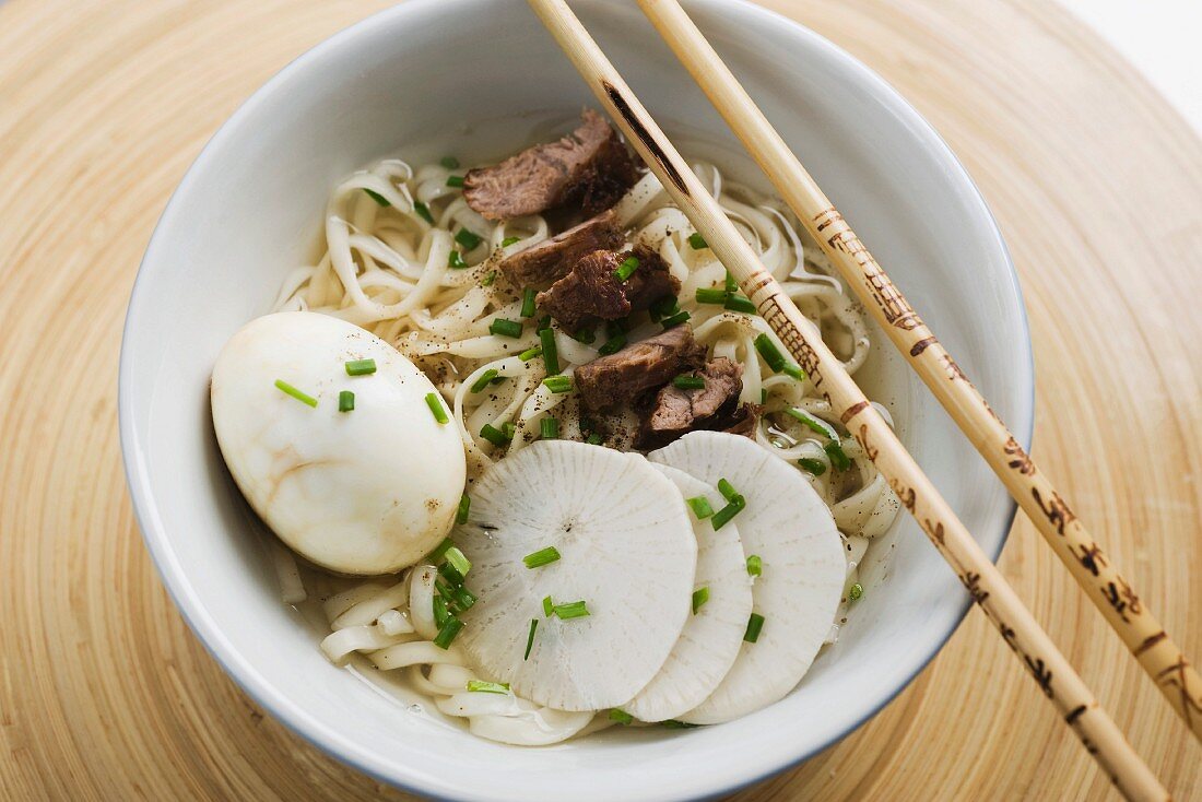 Ramen Suppe mit Nudeln, Rettich, Ei und geschmortem Schweinefleisch (Japan)