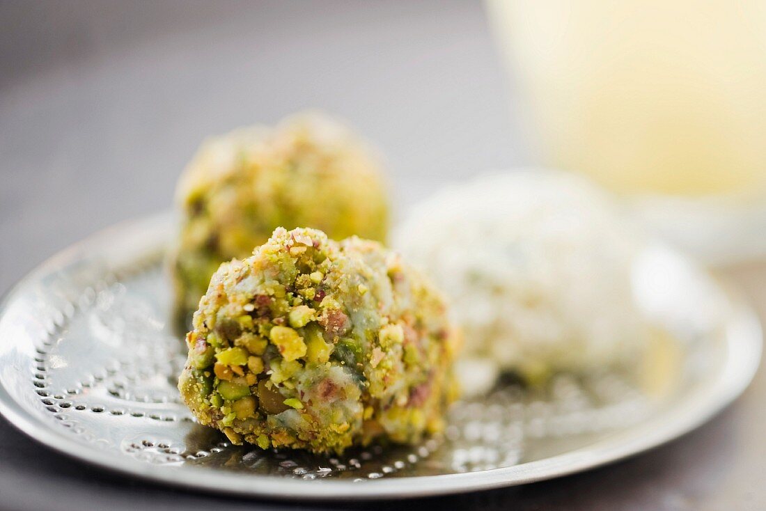 Chocolate truffles with pistachios and white chocolate (close-up)