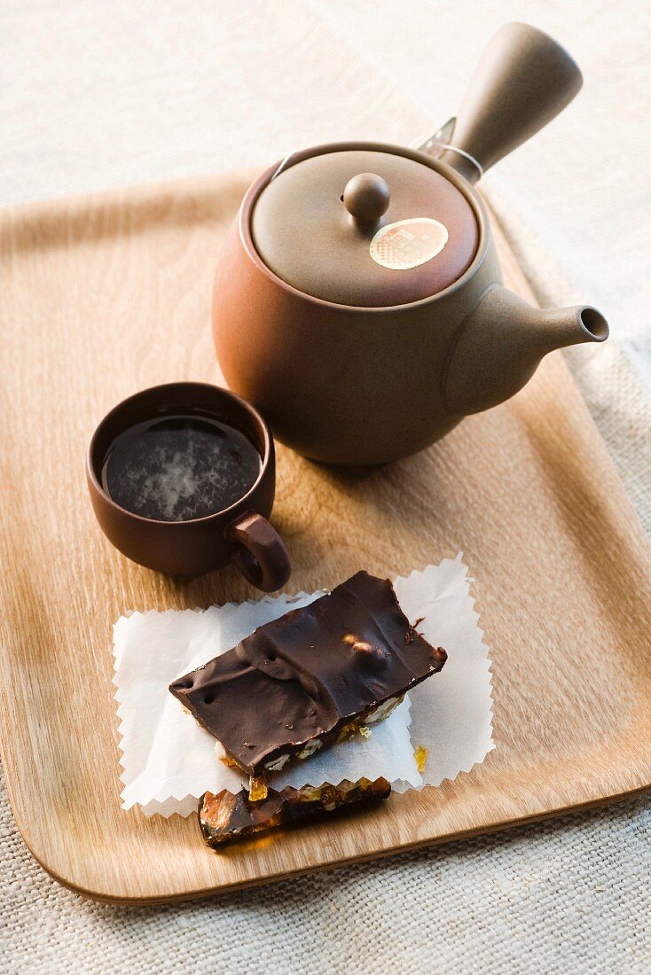 Mandelkrokant mit Trockenfrüchten und Schokolade, Teetasse, Teekanne
