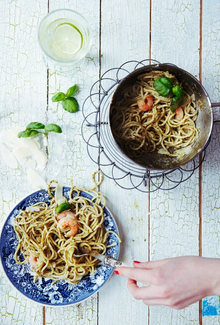 Spaghetti mit grünem Pesto, Garnelen, Basilikum und Parmesan