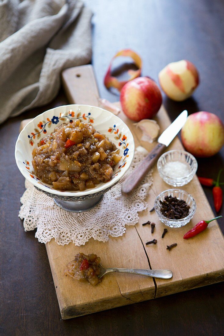 Nektarinen-Chutney mit Nelken und Chili