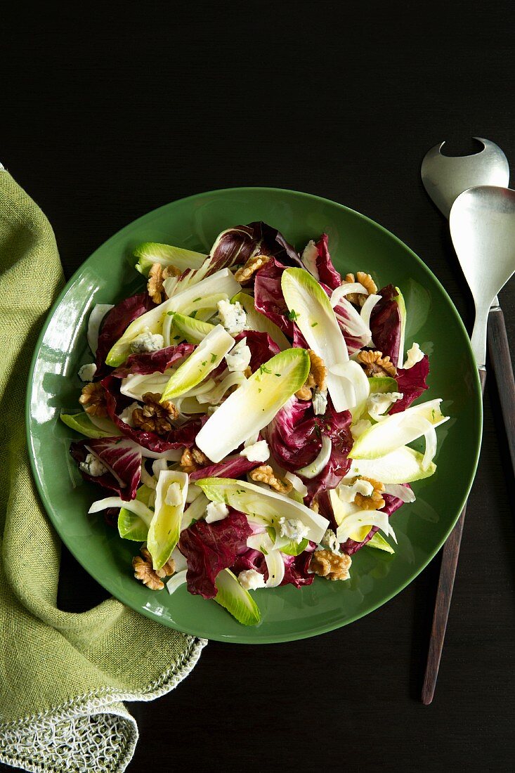 Gemischter Salat mit Chicorée, Radicchio und Walnüssen