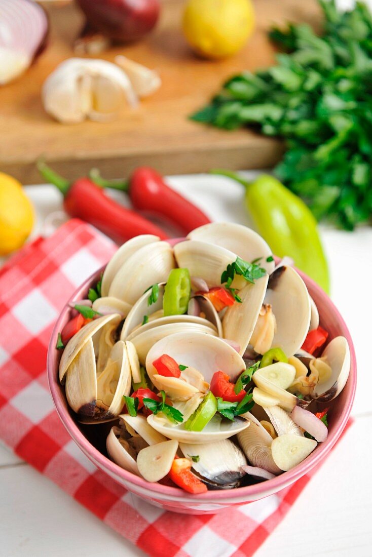 Shellfish with chilli, garlic and parsley