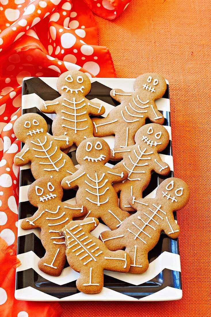 Gingerbread skeletons for Halloween