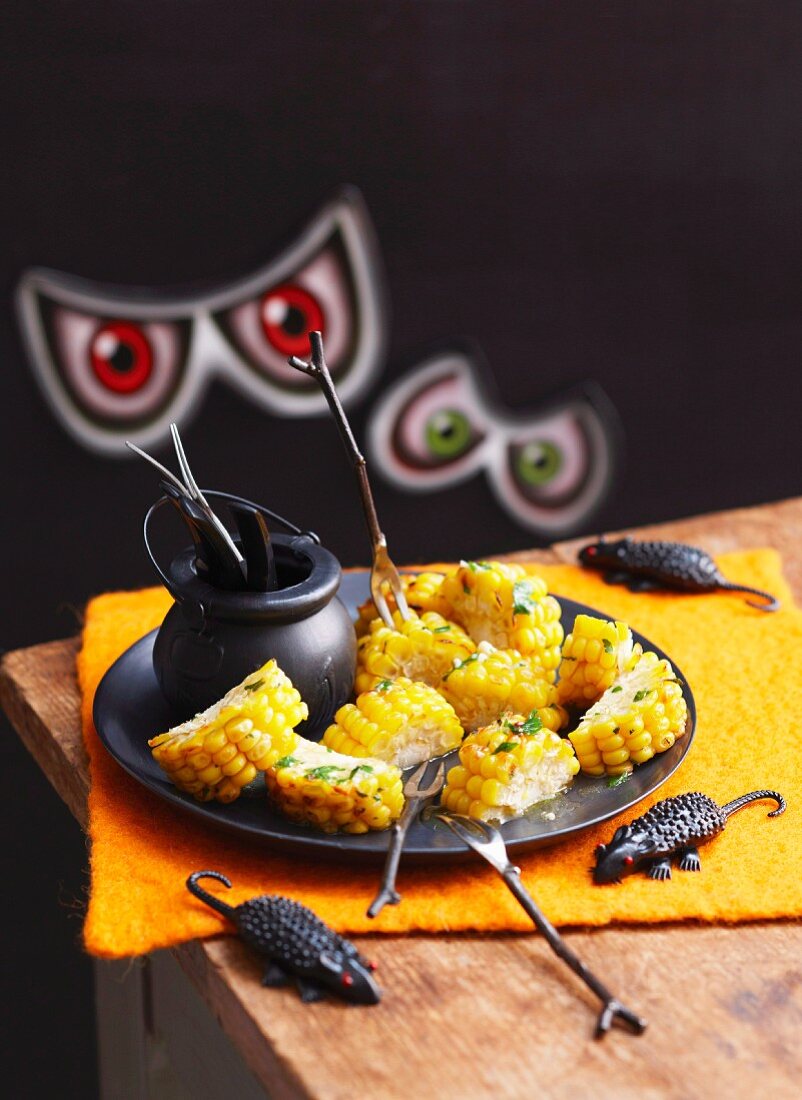 Gegrillte Maiskolben für Halloween