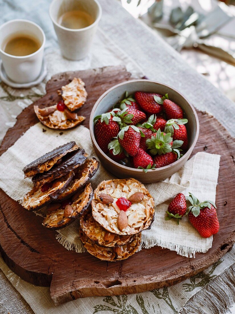 Florentines with fresh strawberries and coffee