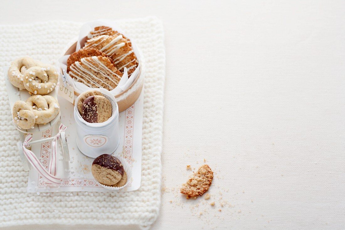 Yule biscuits, sugar pretzels and ginger biscuits (Sweden)