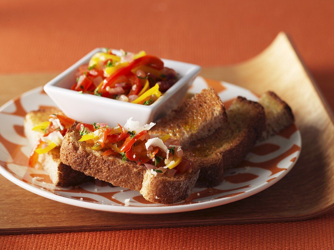 Bruschetta mit roten und gelben Tomaten und Pecorino