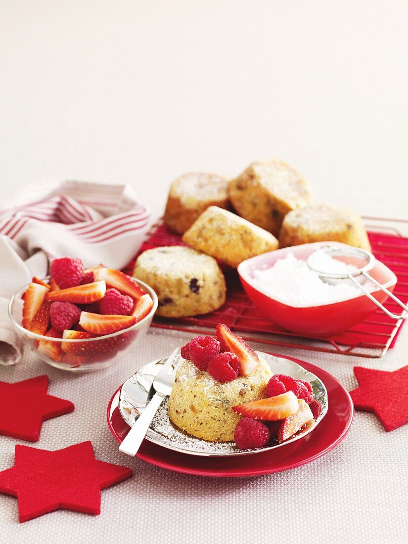 Aprikosen-Ingwer-Pudding mit frischen Beeren garniert