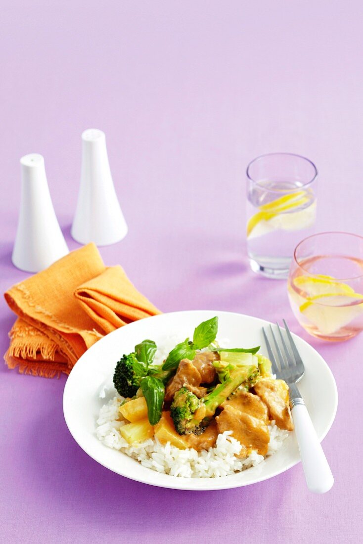 Schweinefleisch-Curry mit Ananas und Brokkoli