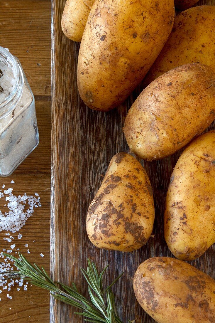 Kartoffeln, Rosmarin und Salz