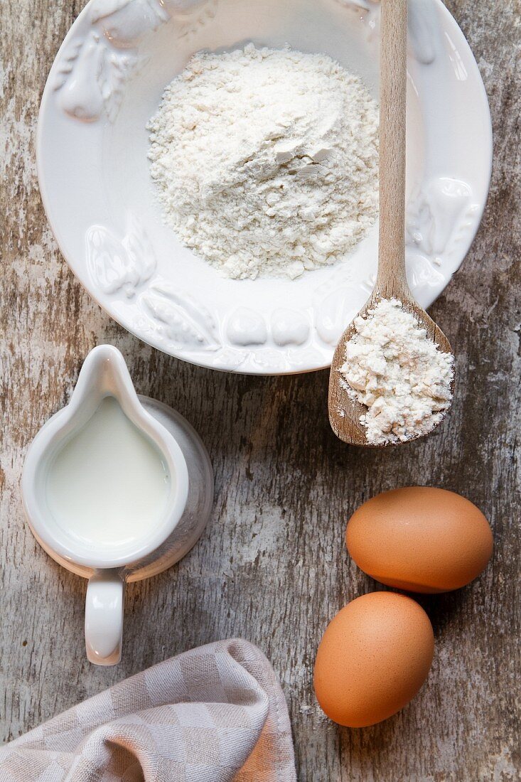 Zutaten für Gebäck; Eier, Milch, Mehl