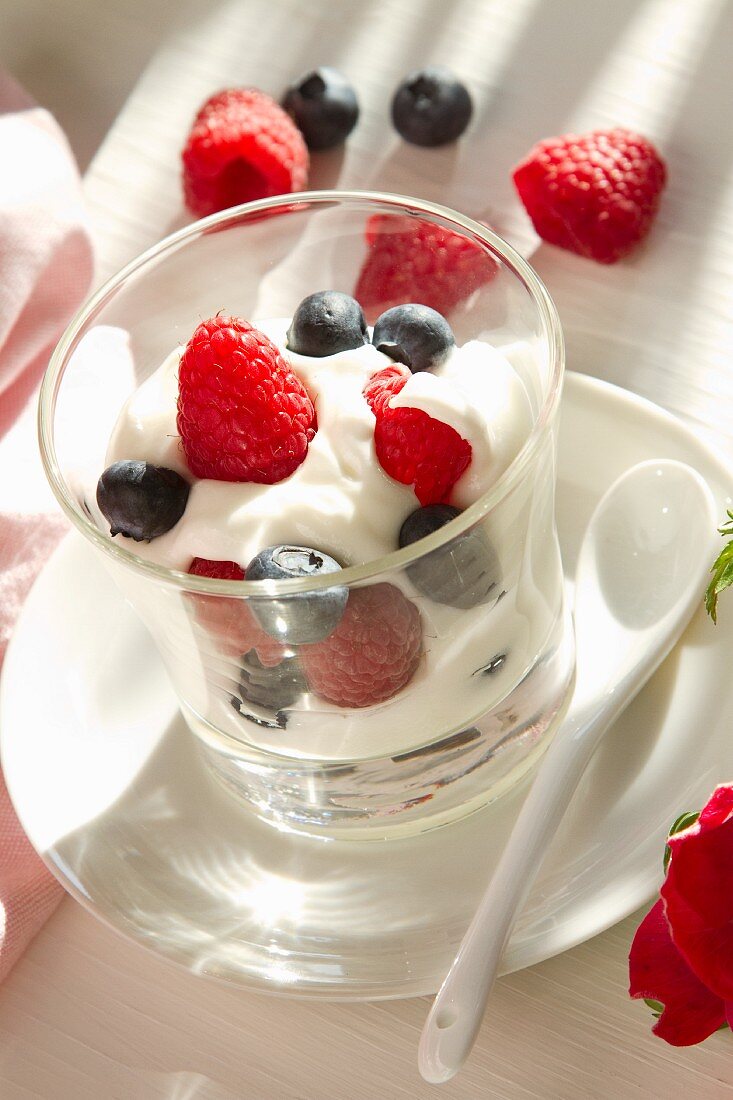 Joghurtcreme mit Himbeeren und Blaubeeren