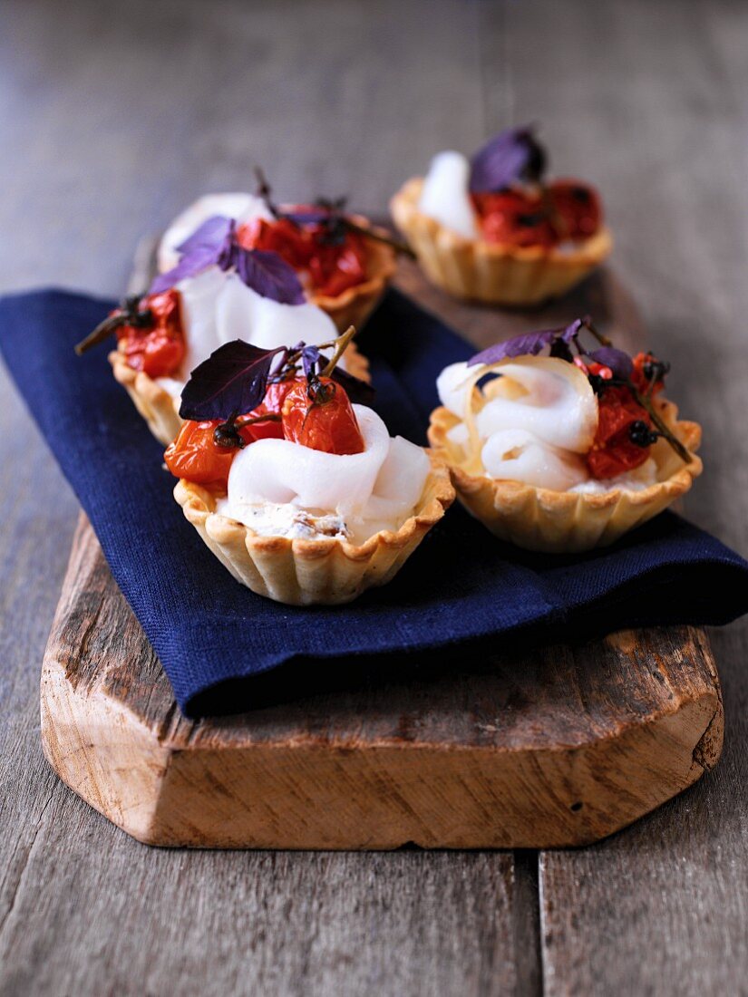 Törtchen mit Knoblauchcreme und gebackenen Tomaten