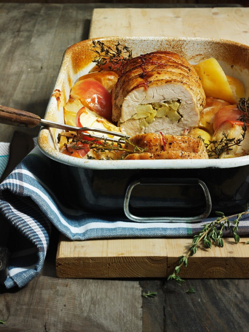 Putenrollbraten mit Äpfeln und Thymian