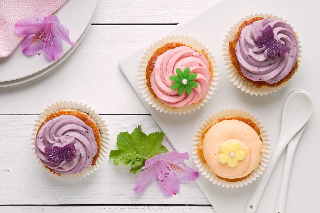 Cupcakes mit pastellfarbener Creme