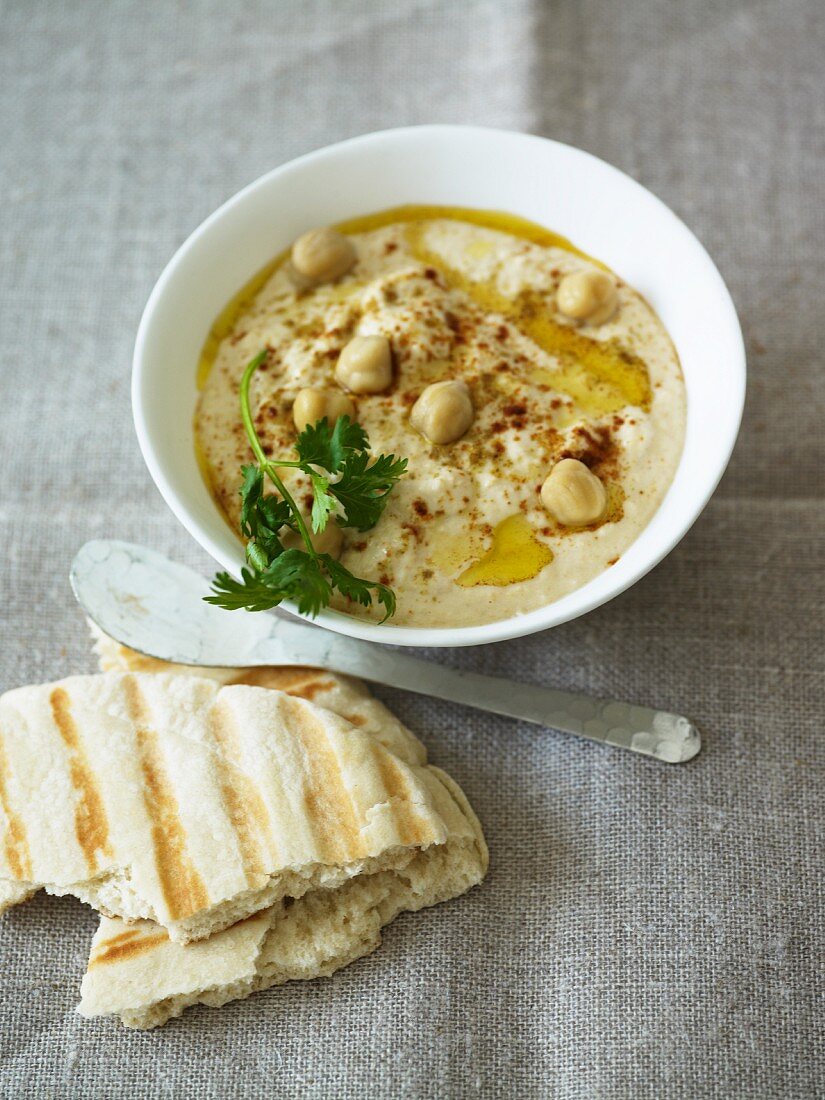 Hummus mit Kichererbsen und Fladenbrot