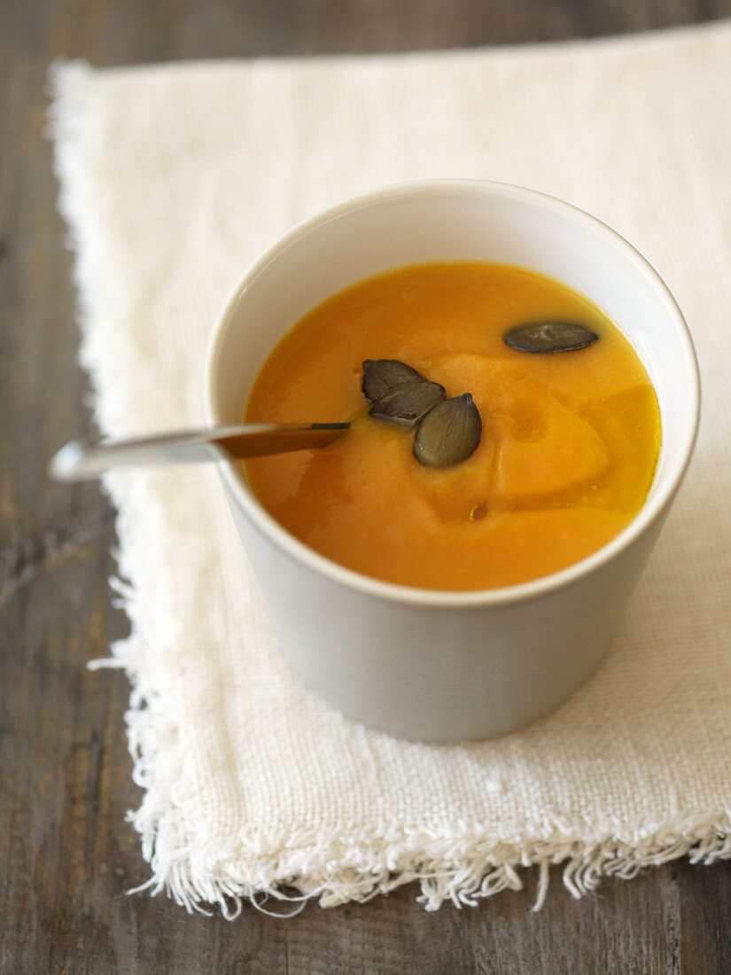 Kürbissuppe mit Kürbiskernen