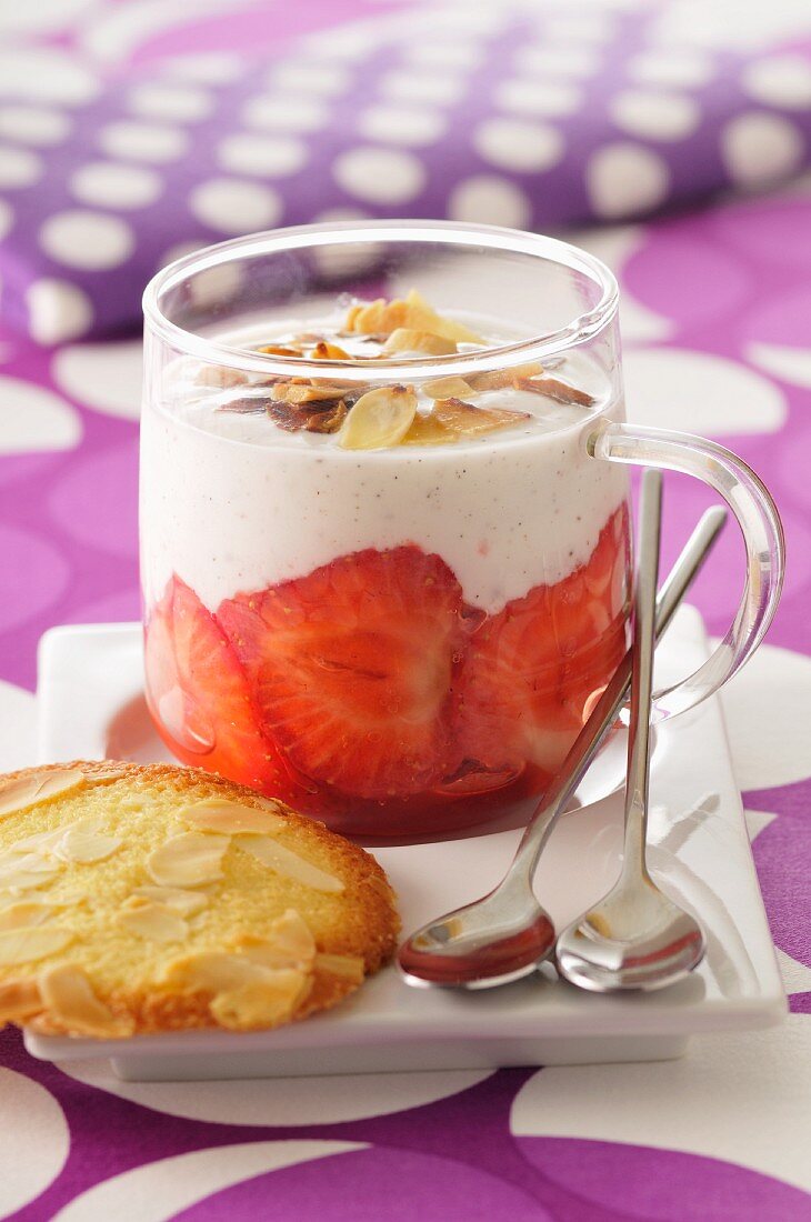 Vanillecreme mit Erdbeeren und Mandelblättchen; dazu Mandelplätzchen