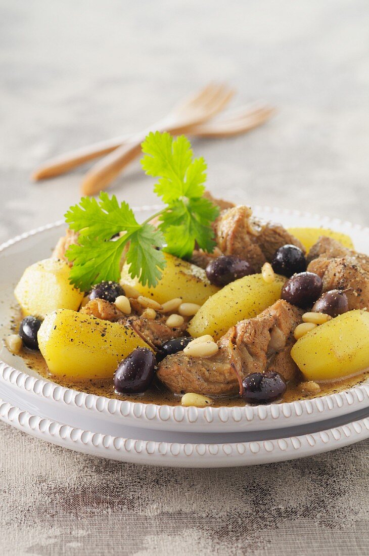 Lammtajine mit Kartoffeln, Oliven und Pinienkernen