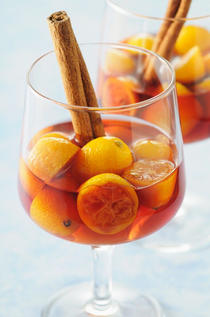 Kumquats in Wein mit Zimtstangen
