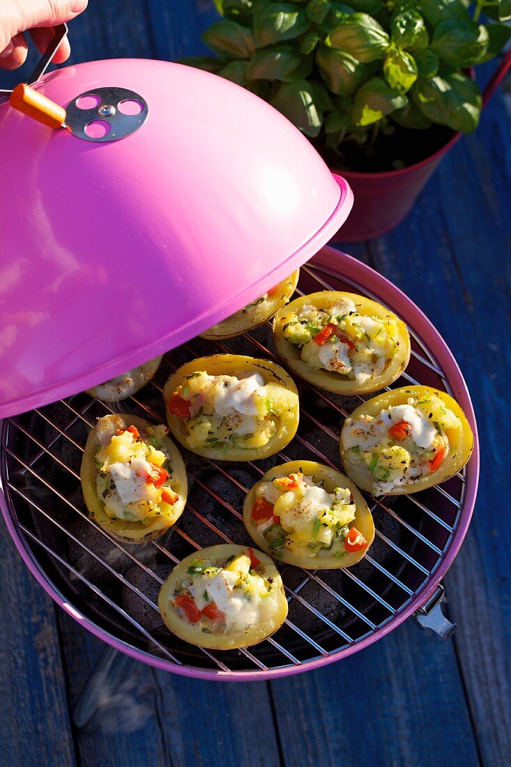 Kartoffeln mit Mozzarellafüllung auf rosa Grill