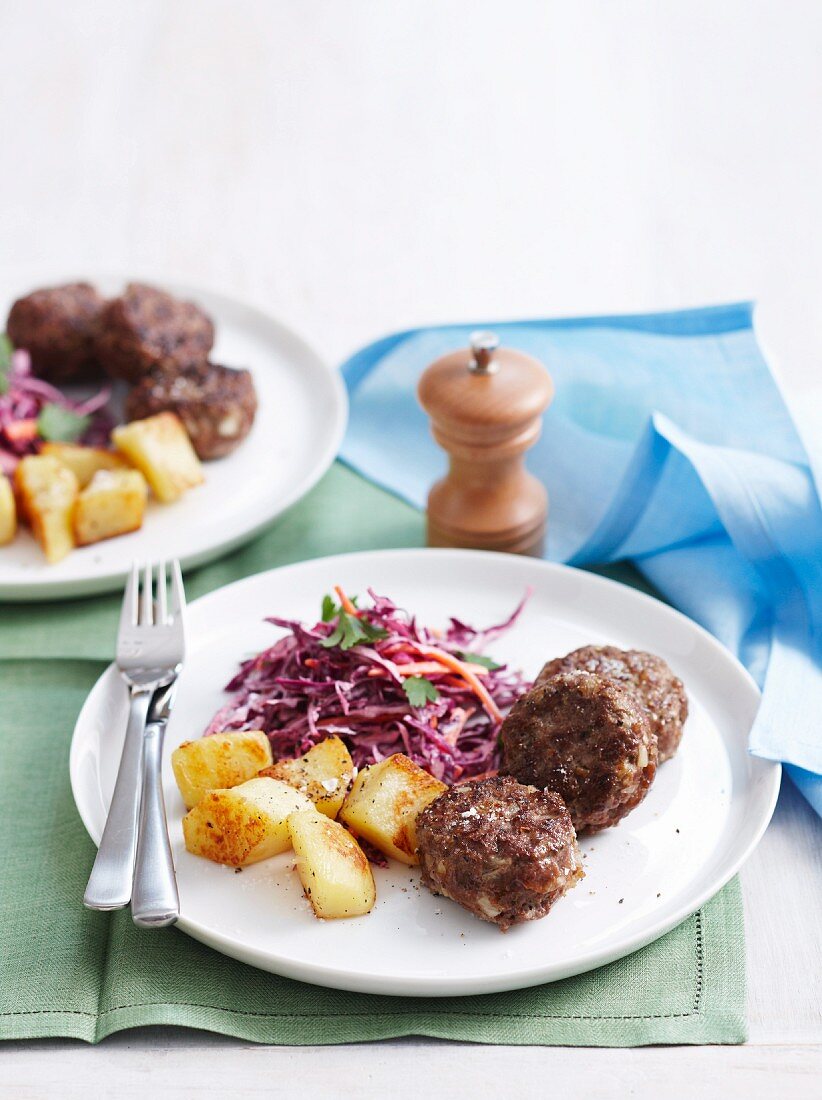 Rindfleisch-Frikadellen mit Bratkartoffeln und Rotkohlsalat