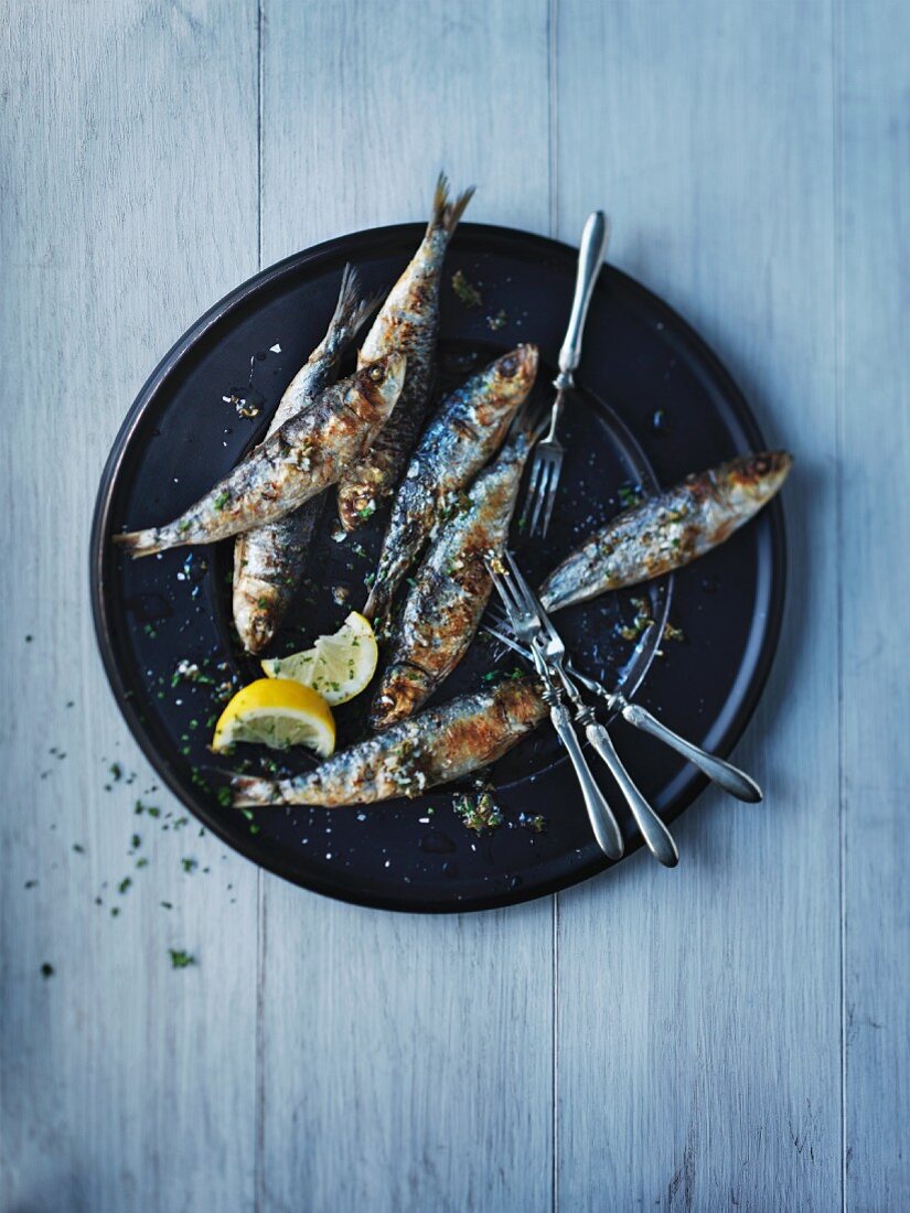 Grilled sardines with lemons