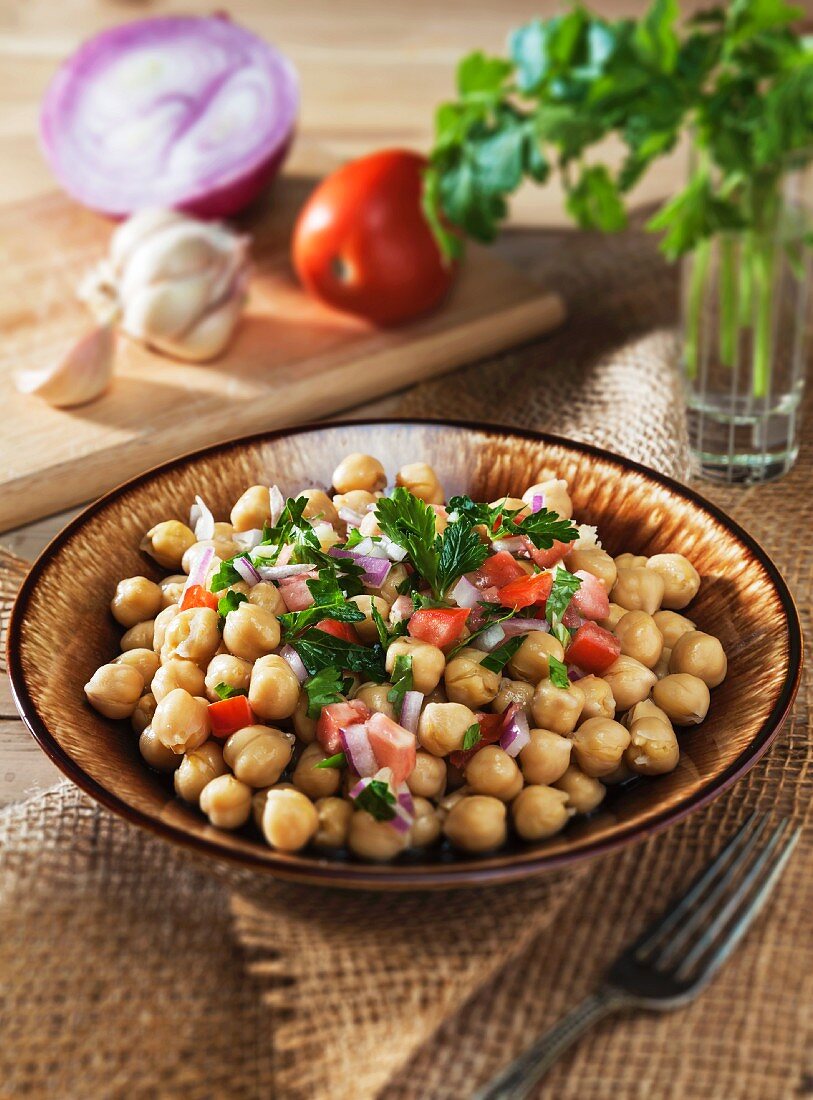 Kichererbsensalat mit Tomaten, roten Zwiebeln & Petersilie