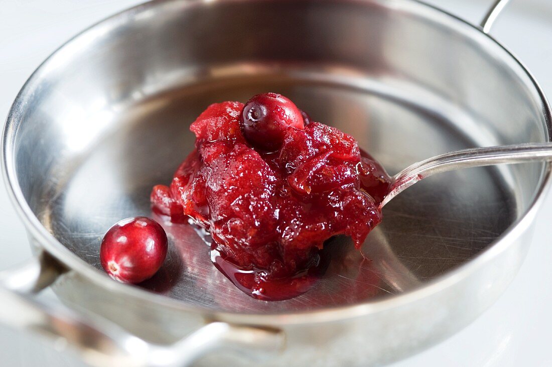 Cranberrysauce in einer Pfanne