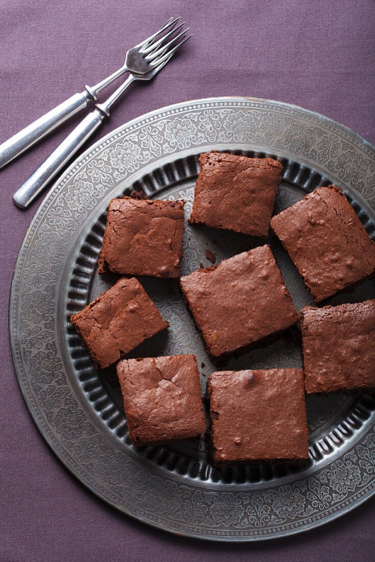 Brownies auf einer Metallplatte