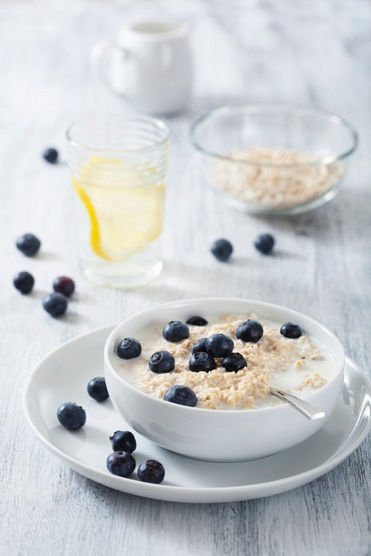 Porridge with fresh blueberries