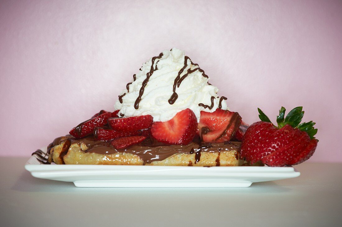 Waffel mit Schokoladensoße, Erdbeeren und Schlagsahne