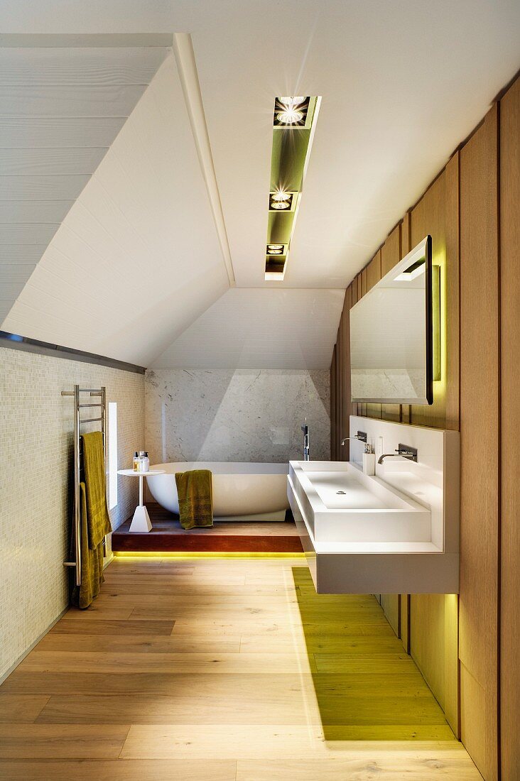 Holz für Wand und Boden in langgestrecktem Designerbad mit ausgefeiltem Beleuchtungskonzept