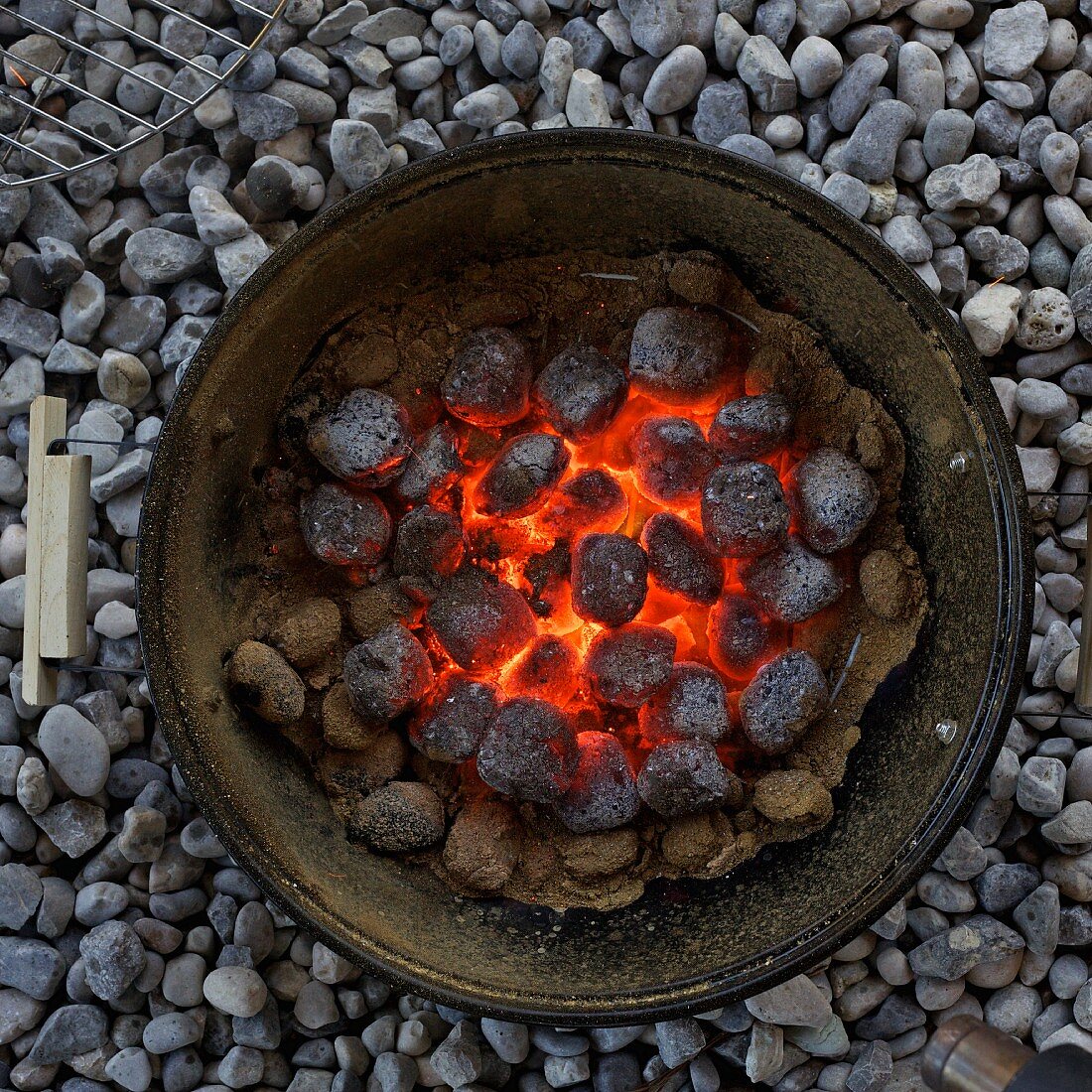 Grill mit glühender Holzkohle