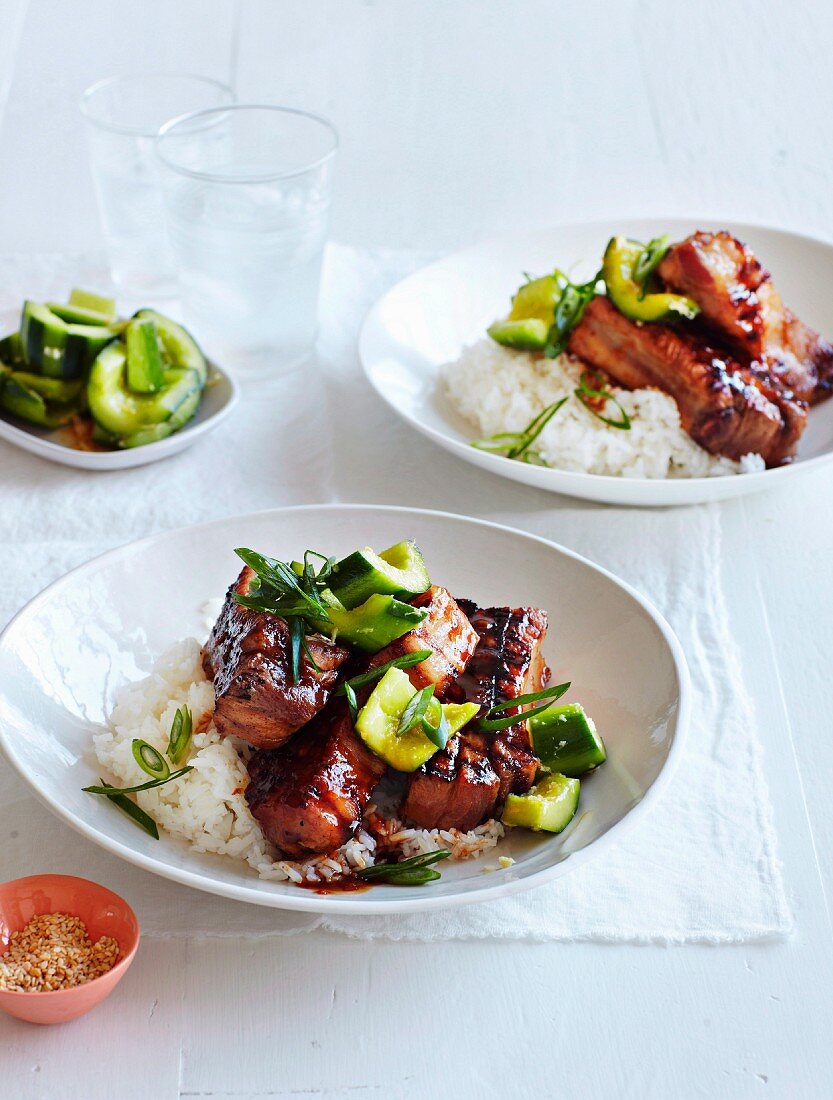 Schweinerippchen in Hoisinsauce mit Gurken-Ingwer-Salat