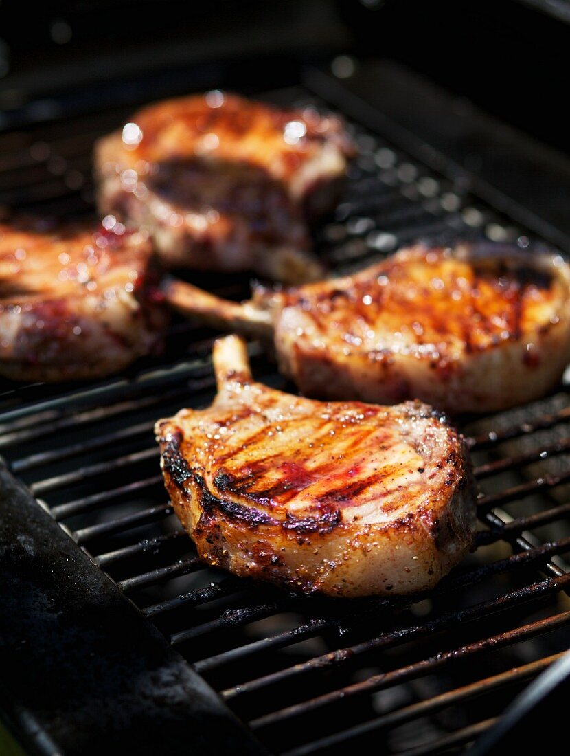 Schweinekoteletts auf dem Grill