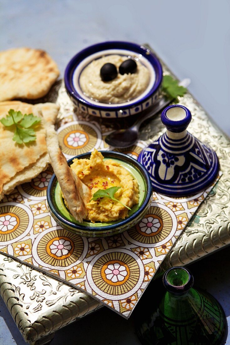 Hummus und Sesamdip mit Pitabrot